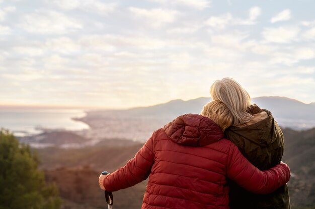 Due amiche più anziane che si godono un'escursione insieme nella natura