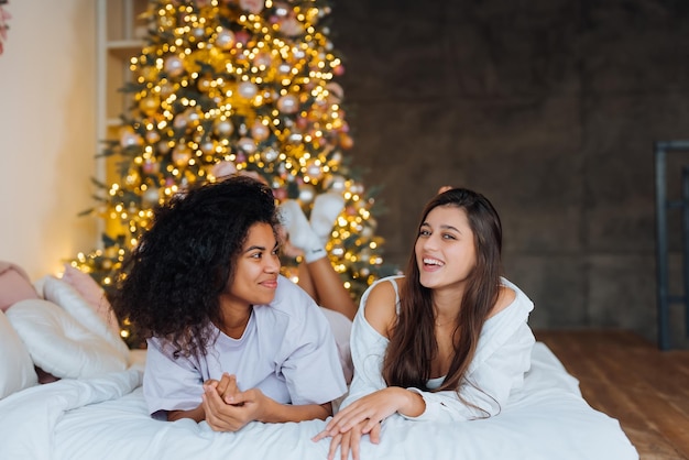 Due amiche piuttosto dolci che guardano la telecamera