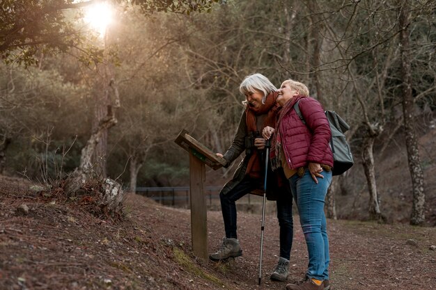 Due amiche senior che godono di un'escursione nella natura