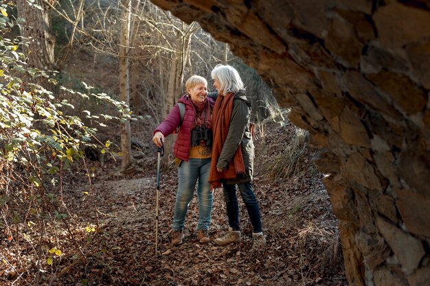 Due amiche senior che godono di un'escursione nella natura