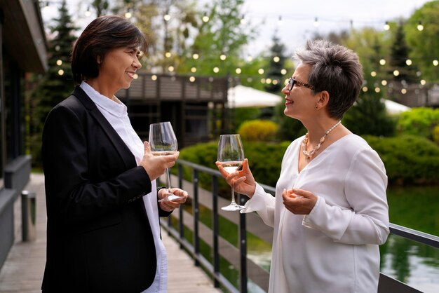 Due amiche senior in un lussuoso ristorante