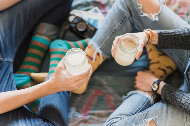 Due amici che tostano il succo di limone