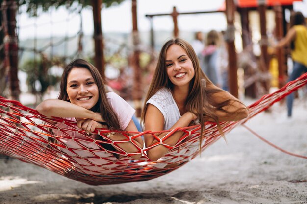 Due amici delle ragazze che si incontrano in spiaggia