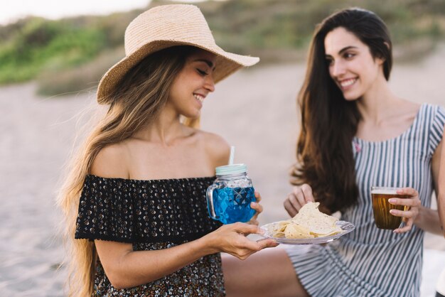 Due amici di sesso femminile in spiaggia