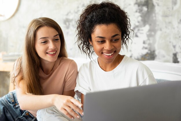 Due amici di smiley che esaminano insieme il computer portatile