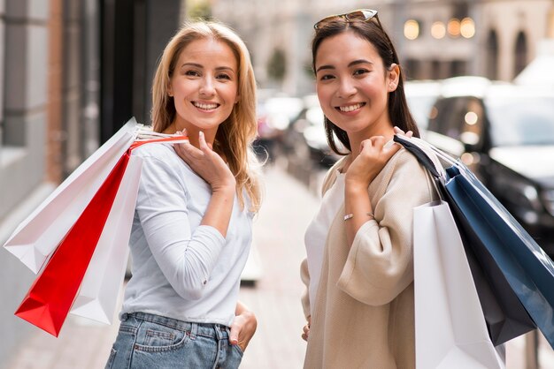 Due amici in posa mentre fuori per fare shopping