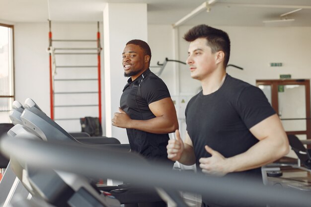 Due amici internazionali sono impegnati in una palestra