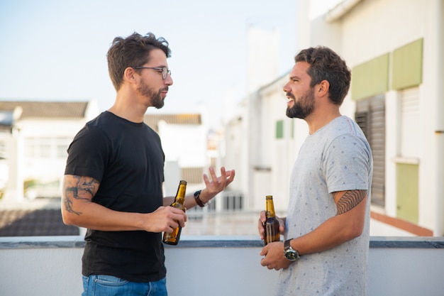 Due amici maschi eccitati per la discussione