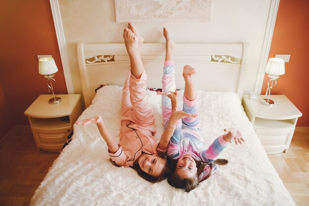 Due bambine in un pigiama carino