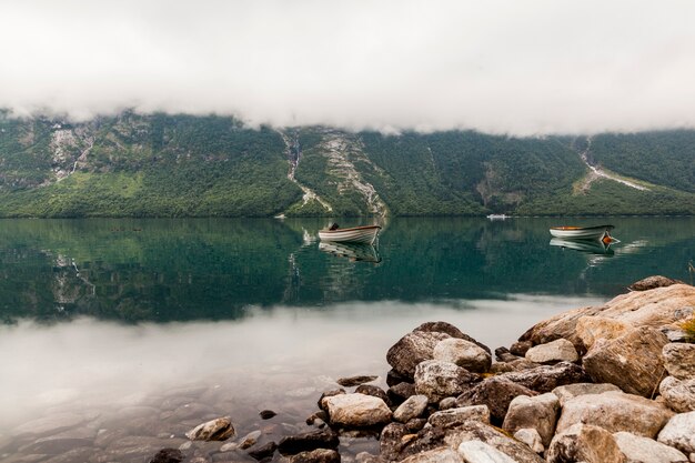 Due barche sul bellissimo lago di montagna