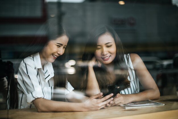 Due belle donne che parlano tutto insieme al caffè del caffè