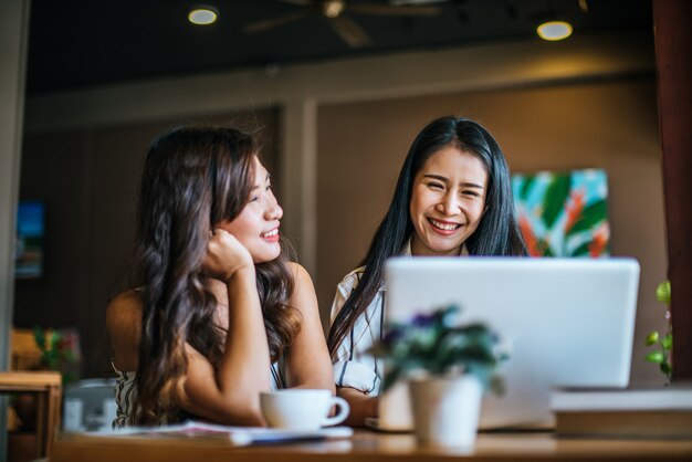 Due belle donne che parlano tutto insieme al caffè del caffè