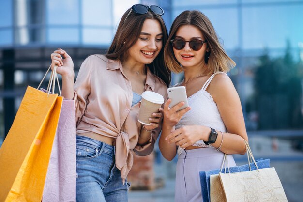 Due belle donne lo shopping in città