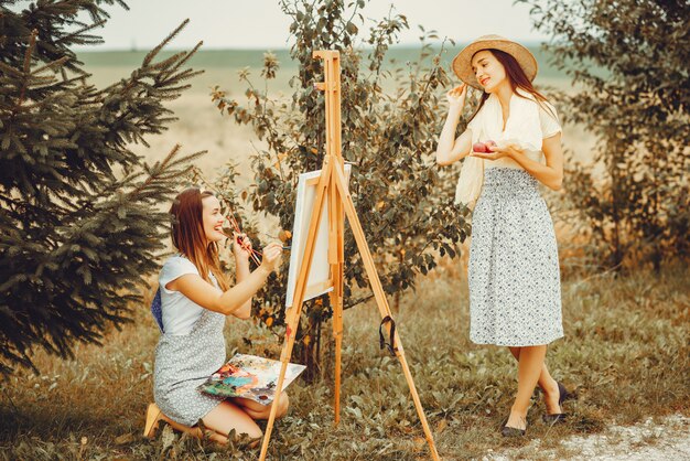 Due belle ragazze che disegnano in un campo