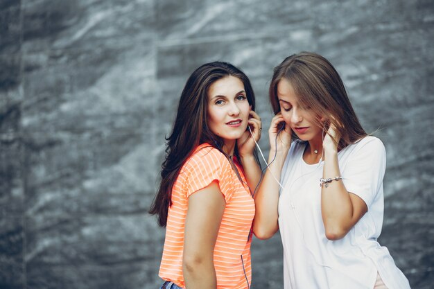 Due belle ragazze in un parco estivo