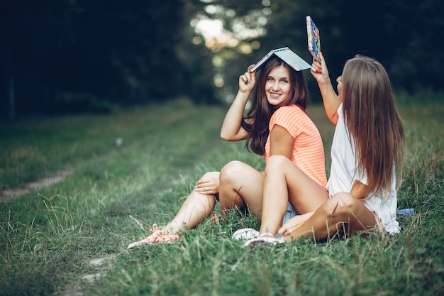 Due belle ragazze in un parco estivo