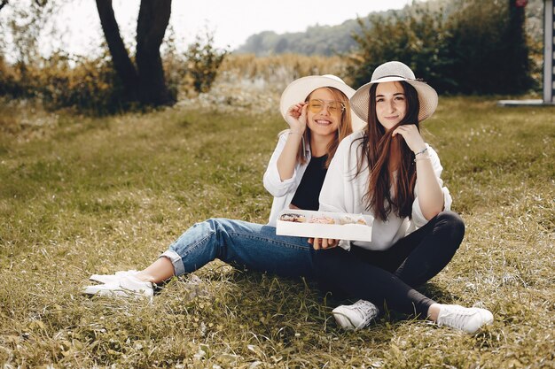 Due belle ragazze in un parco estivo