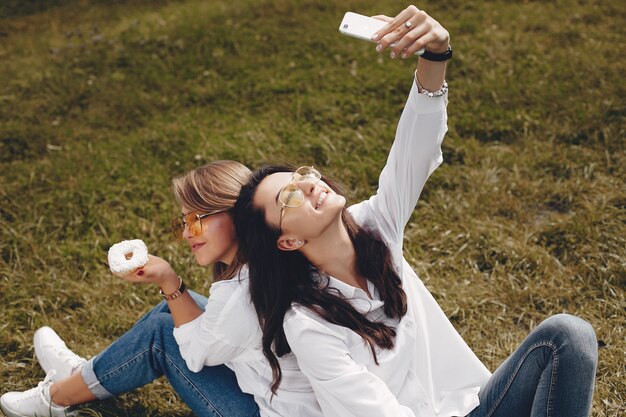 Due belle ragazze in un parco estivo