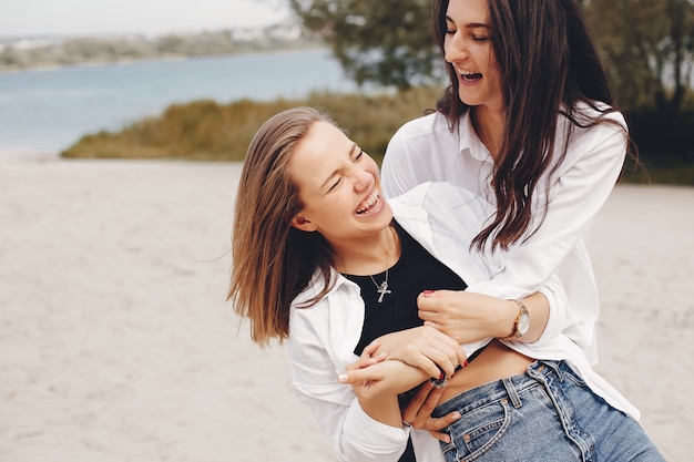 Due belle ragazze in un parco estivo