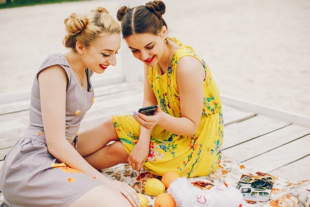 Due belle ragazze in un parco estivo