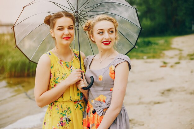 Due belle ragazze in un parco estivo
