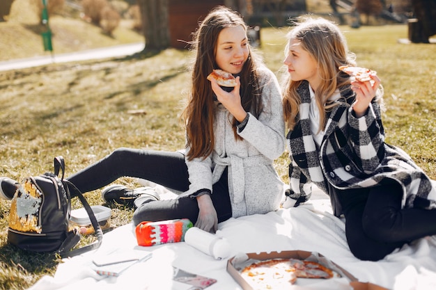 Due belle ragazze in un parco estivo