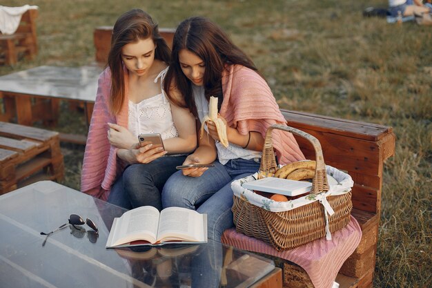 Due belle ragazze in un parco estivo