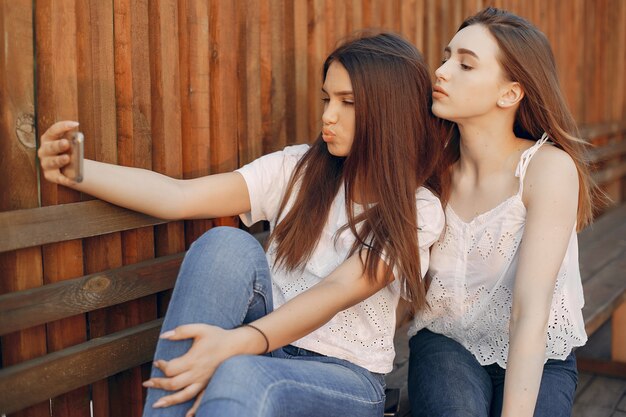 Due belle ragazze in un parco estivo