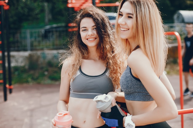 Due belle ragazze sono impegnate nello sport