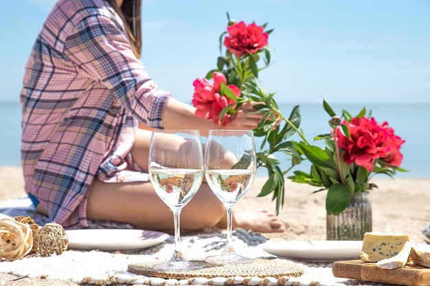 Due bicchieri con bevande sullo spazio del mare. Il concetto di un picnic in riva al mare.