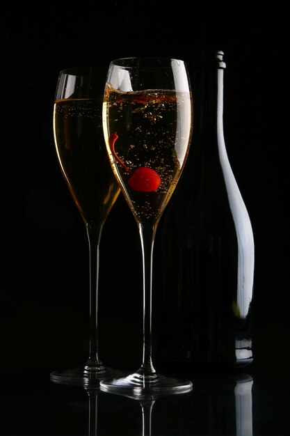 Due bicchieri eleganti con champagne oro
