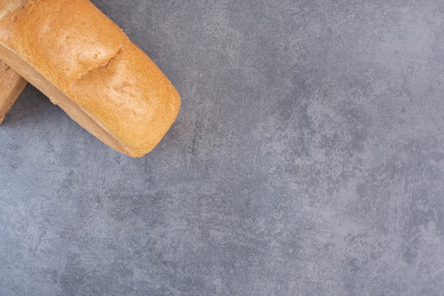 Due blocchi di pane impilati su marmo.