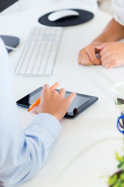 Due business woman che lavora in ufficio con tablet digitale.