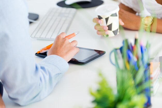 Due business woman che lavora in ufficio con tablet digitale.