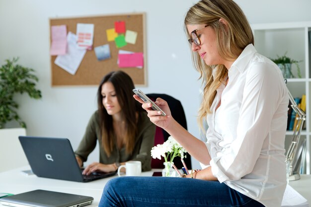 Due business woman che lavorano nel suo ufficio.