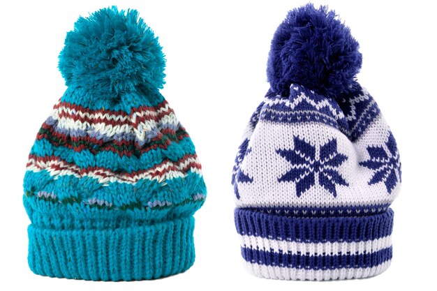 Due cappelli da sci in maglia invernale isolati bianco