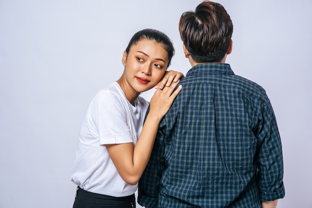 Due care donne si alzarono e tenevano un'altra spalla.