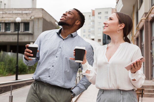 Due colleghi che hanno caffè insieme al lavoro