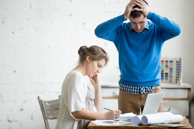 Due colleghi che si sentono turbati al lavoro