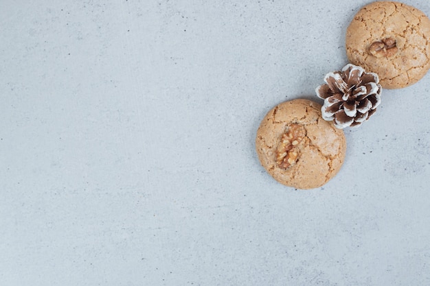 Due deliziosi biscotti con noci e pigne