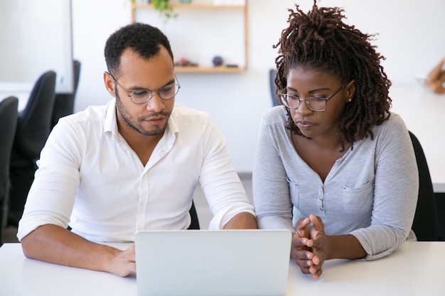 Due diversi colleghi di lavoro che discutono di progetto