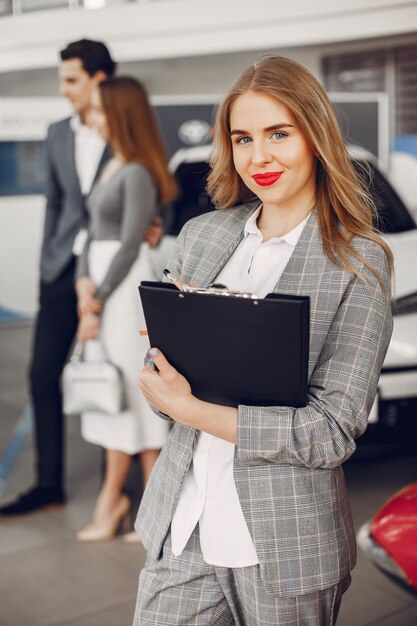 Due donna alla moda in un salone di auto