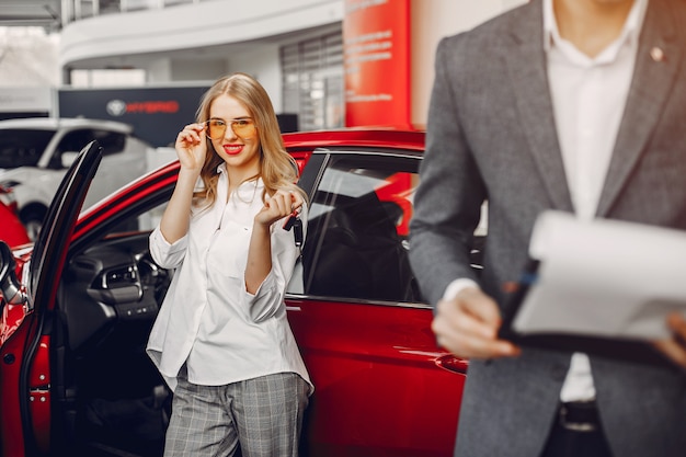 Due donna alla moda in un salone di auto