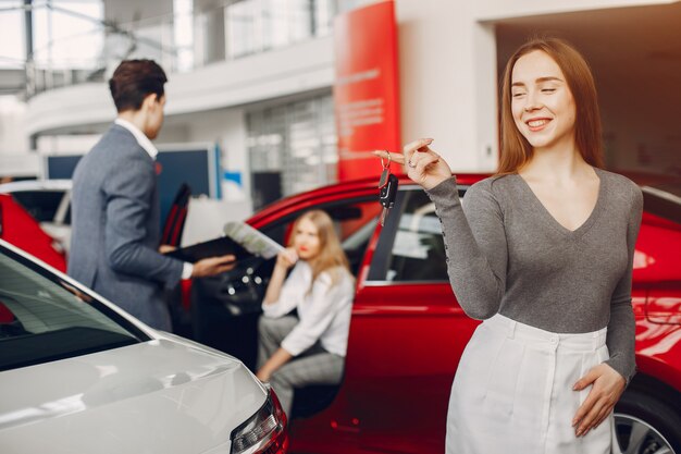 Due donna alla moda in un salone di auto