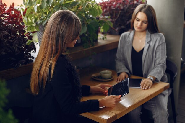 Due donne di affari che lavorano in un caffè