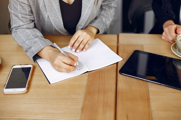 Due donne di affari che lavorano in un caffè