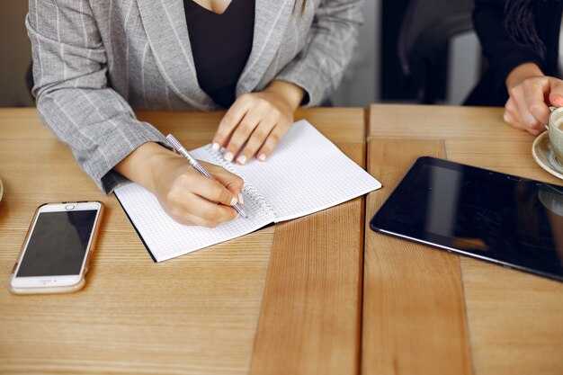 Due donne di affari che lavorano in un caffè