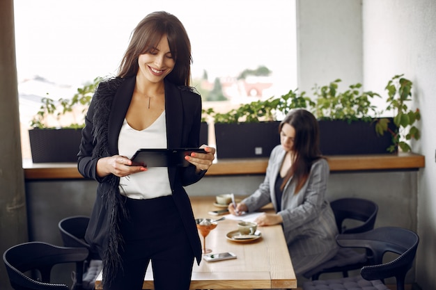 Due donne di affari che lavorano in un caffè