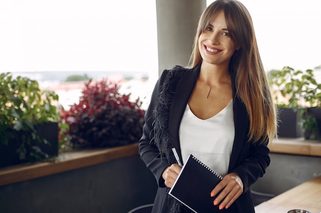 Due donne di affari che lavorano in un caffè