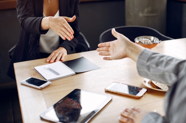 Due donne di affari che lavorano in un caffè